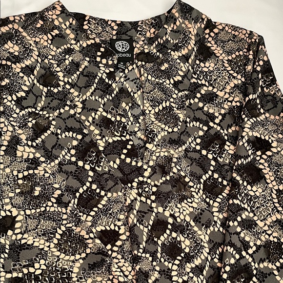 Bobeau SNAKE SKIN PRINT  Blouse - Picture 6 of 13
